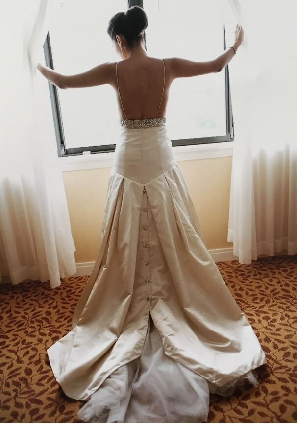 Gorgeous Ivory AMSALE Wedding Gown (Size 8 /street 4) Slightly used