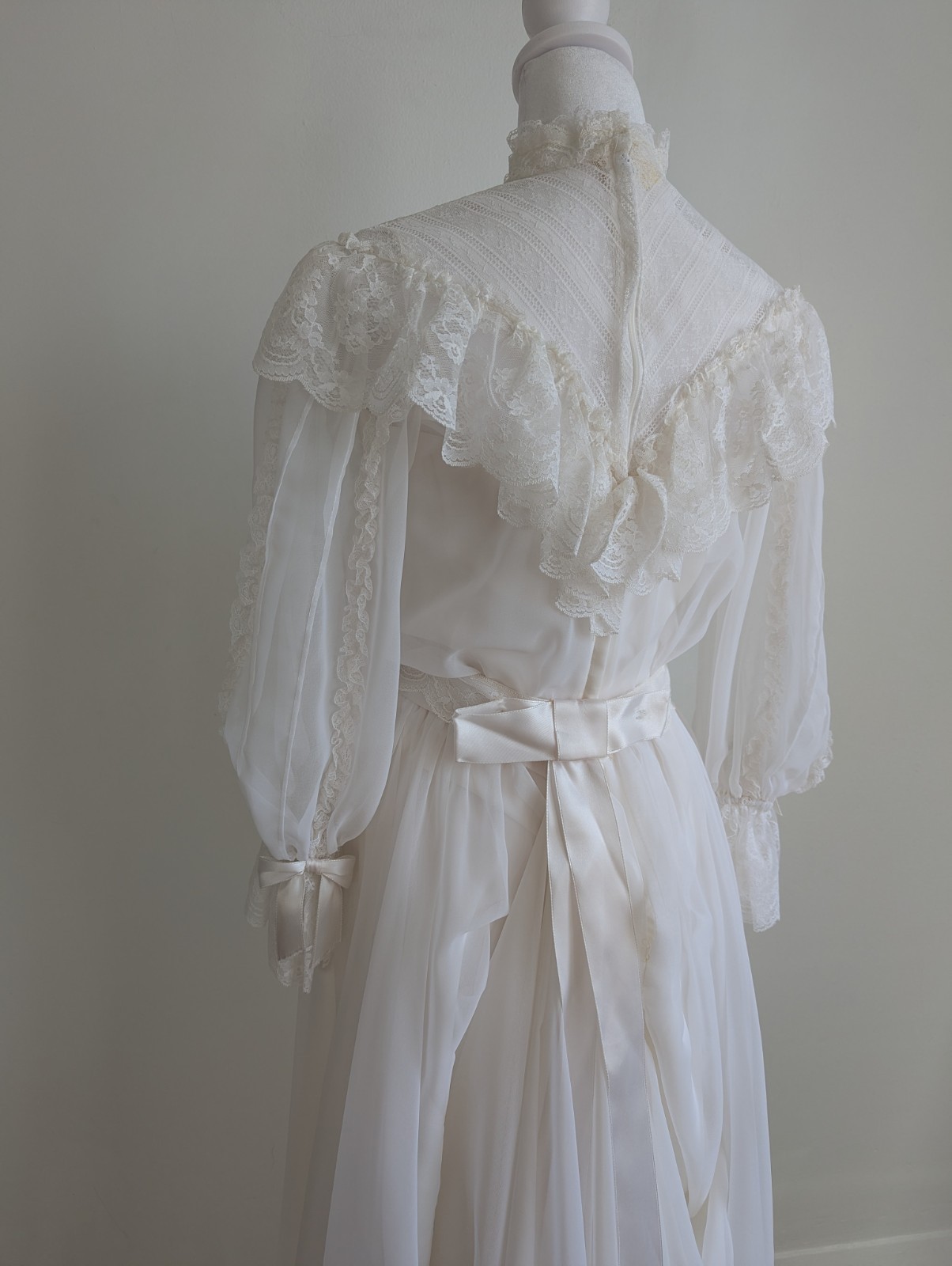 VTG Ethereal 1970s Ruffle Lace High Neck White Prairie Dress / Wedding Gown 4
