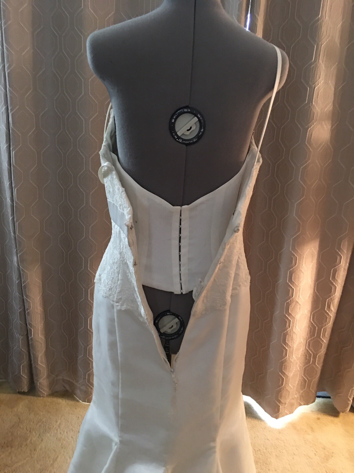 Stunning Bride 2 Be Wedding Dress #16639 Off White Mermaid Size 8 Sleeveless