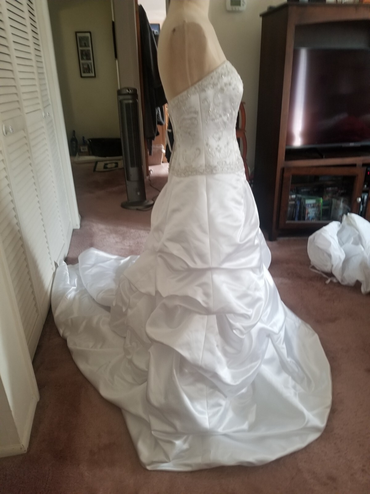 Oleg Cassini Wedding Gown Size 4 NWT