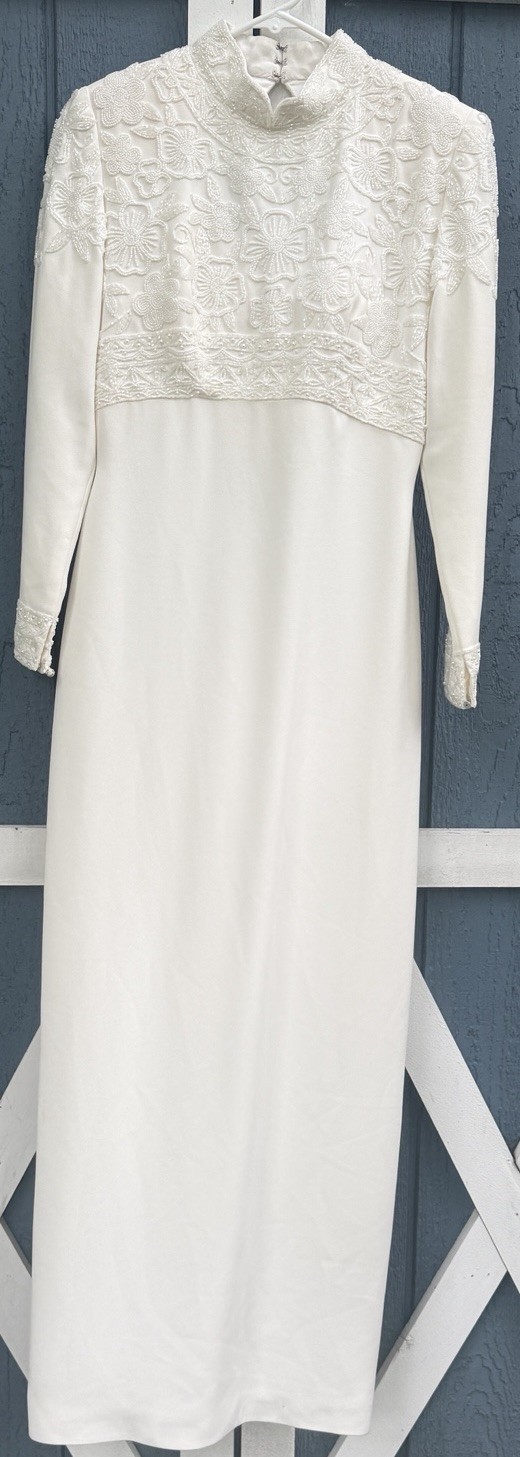 Vintage Y2K Jovani Mock Neck Long Sleeve Beaded Column Wedding Gown Size 4 Dress