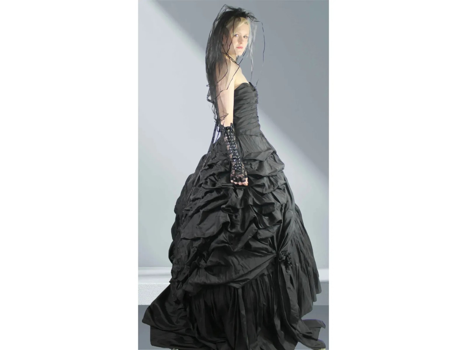 Gothic Wedding Collection Size 16* 5 Pc Dress, Hoop Skirt, Veil, Gloves, Choker