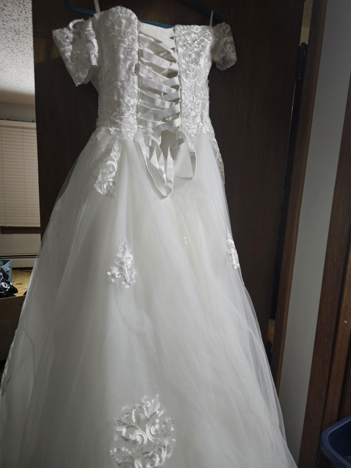 White Lace & Embroidery Ball Gown Wedding Dress V-Neck Short Sleeve Corset