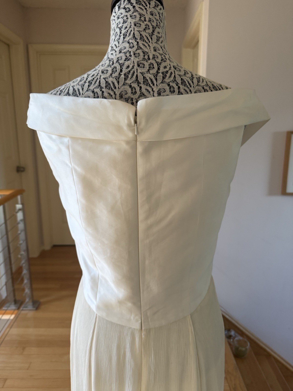 CAROLINA HERRERA 6 (10) Ivory Silk Chiffon OffShoulder Ruffled Wedding Dress NEW