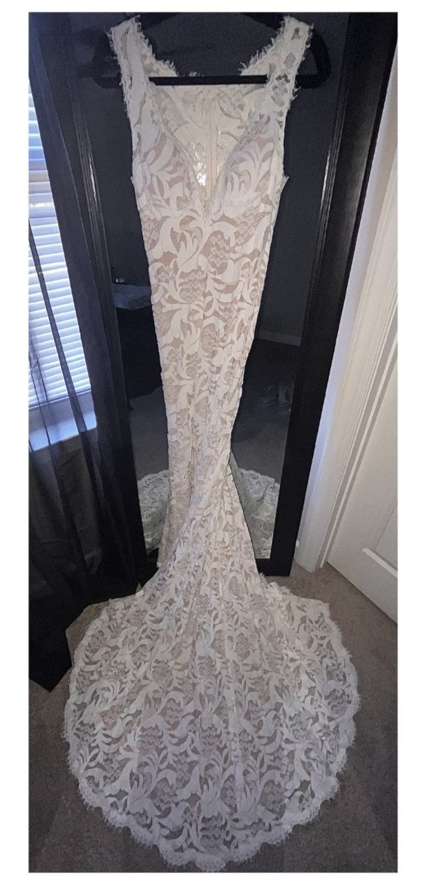 New wedding dress Wtoo by Watters. size 2/4. FitnFlare. *Never Been Worn*