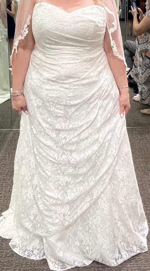 David’s Bridal Ivory Lace Sweetheart Sleeveless A-Line Wedding Dress Train