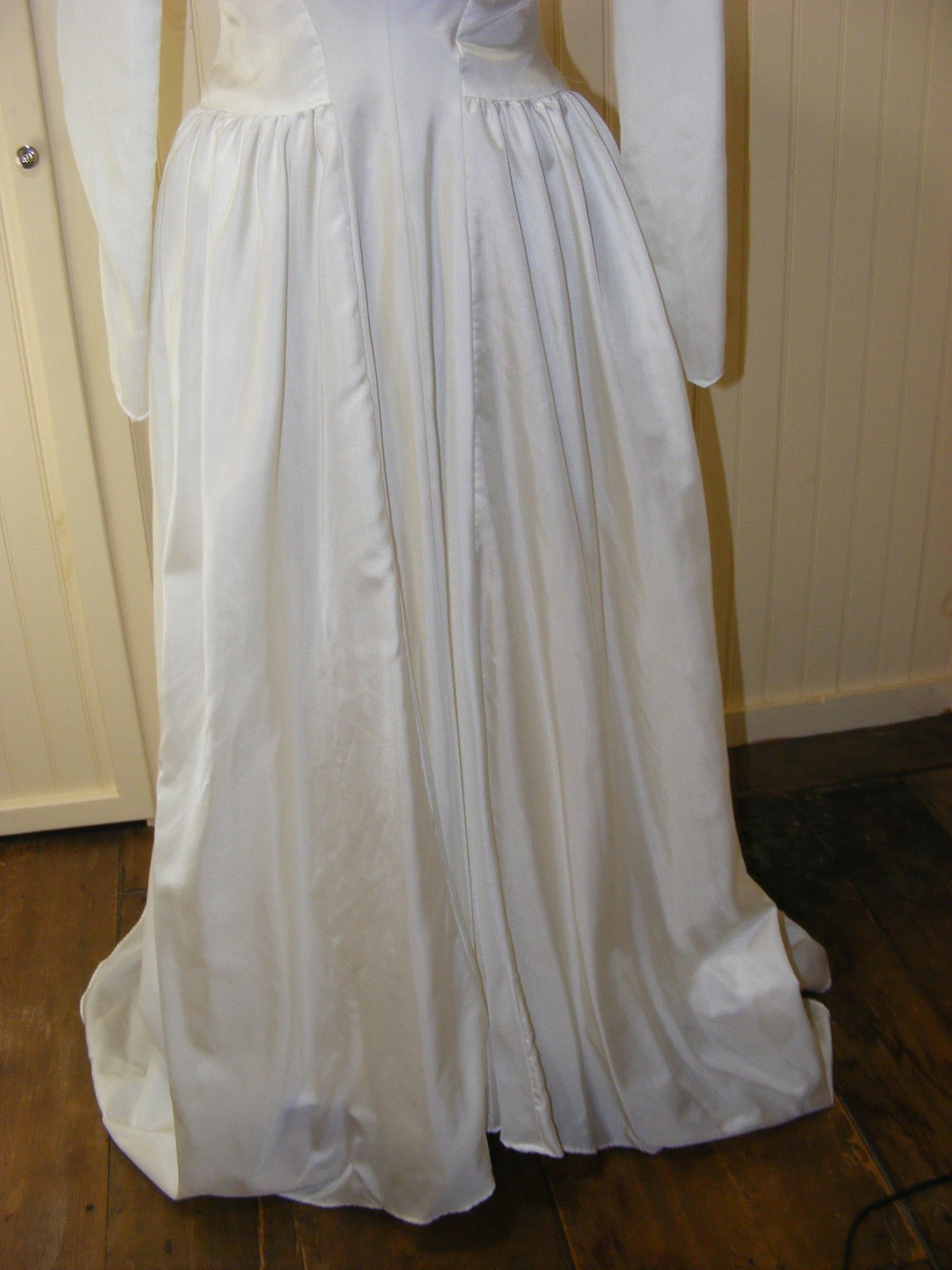1942 WEDDING DRESS WWII BRIDAL WEAR RAYON FAILLE SWEETHEART NECKLINE LONG TRAIN