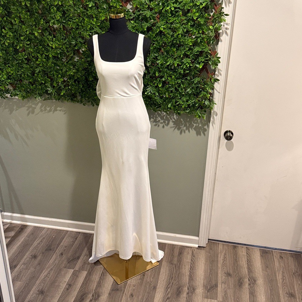 NWT- Loving Fate White Bow Square Neck Backless Bridal Dress