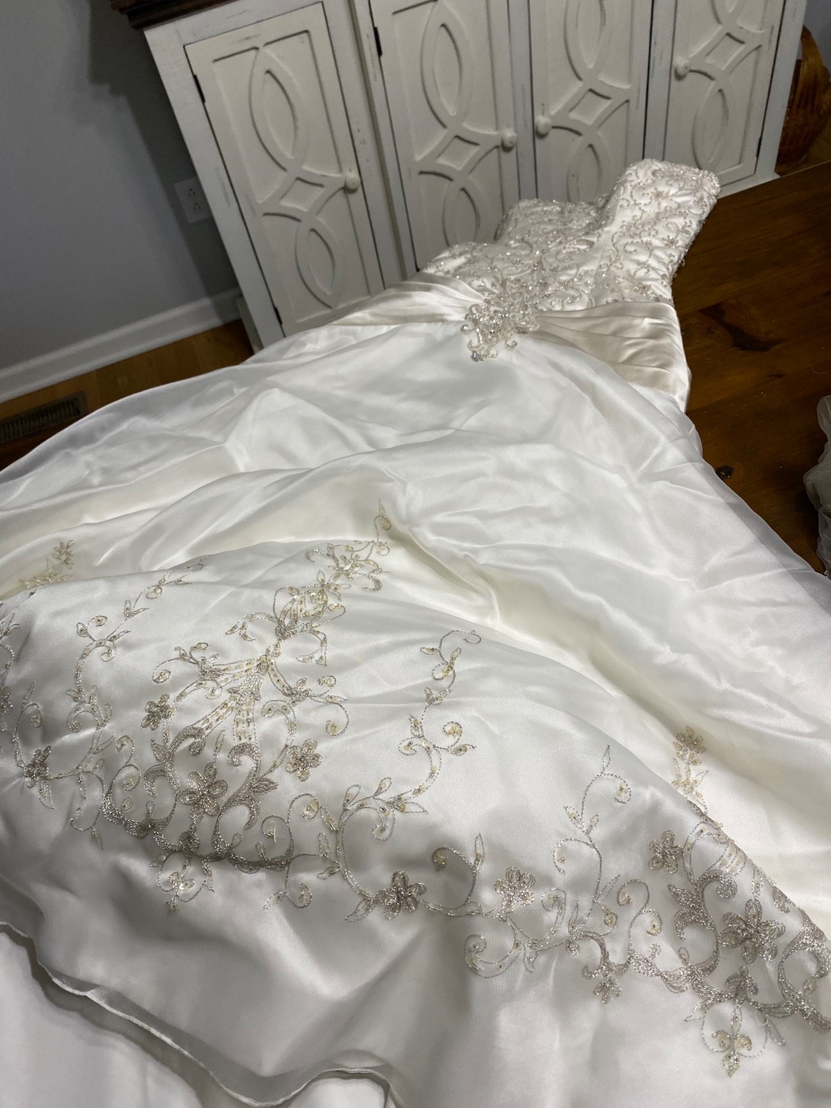 Allure Bridals Wedding Dress Size 8 and Vail beautiful gown