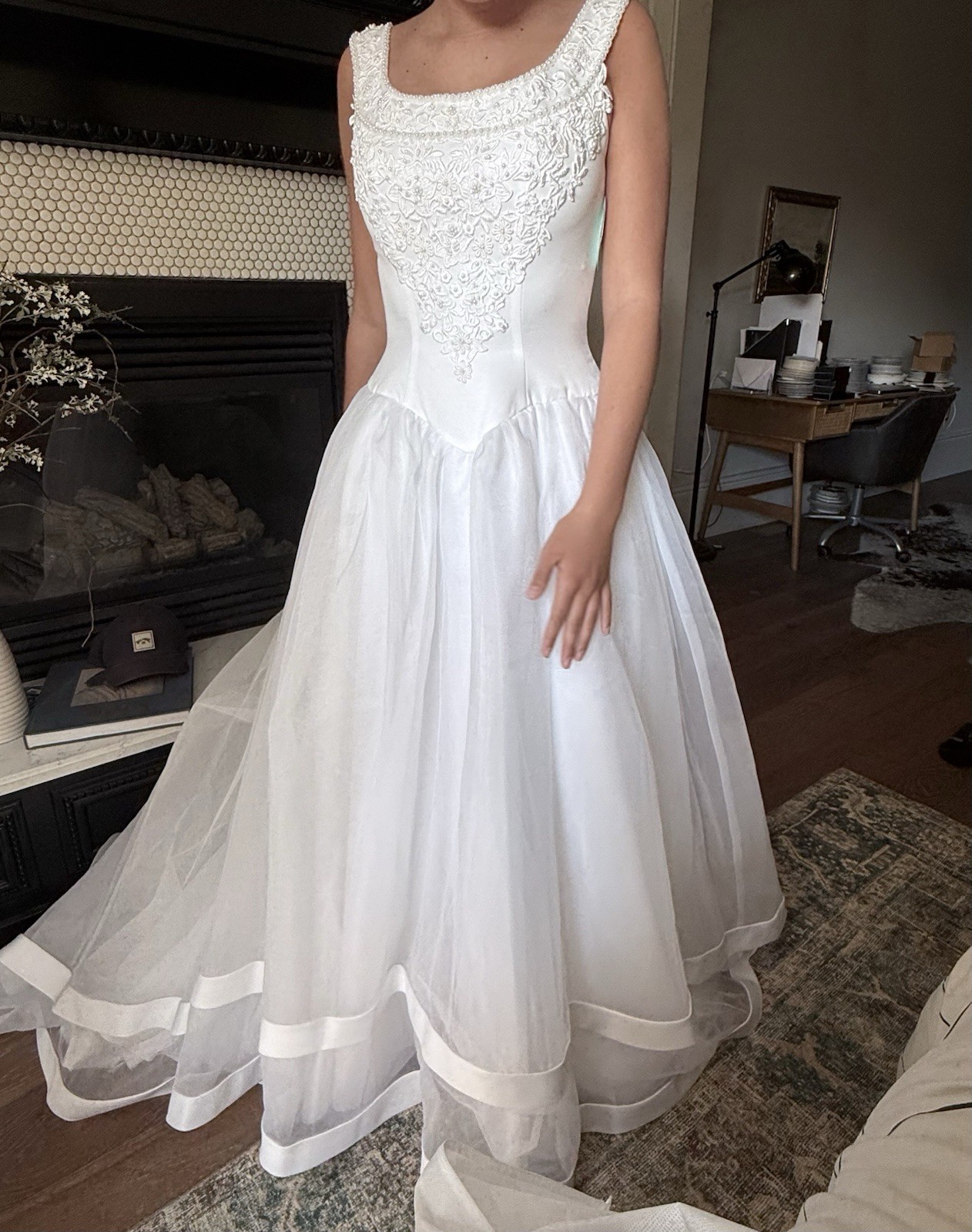 White Sleeveless Scoop Neck Full-Length Ball Gown Wedding Dress Lace Buttons