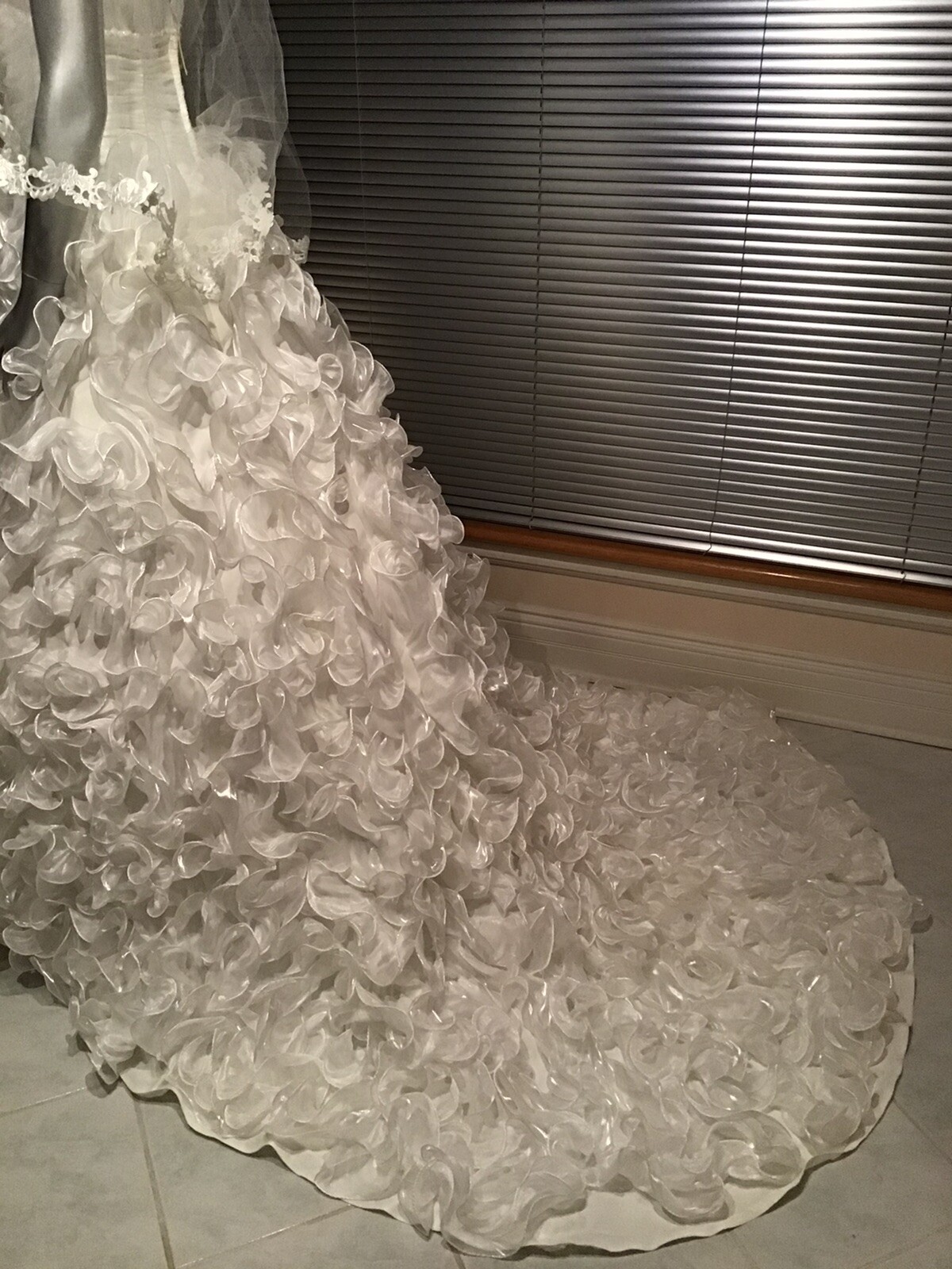 New Long Trailing Wedding Gown Dress White Size 8 Dress 40/34 Easy To Carry .