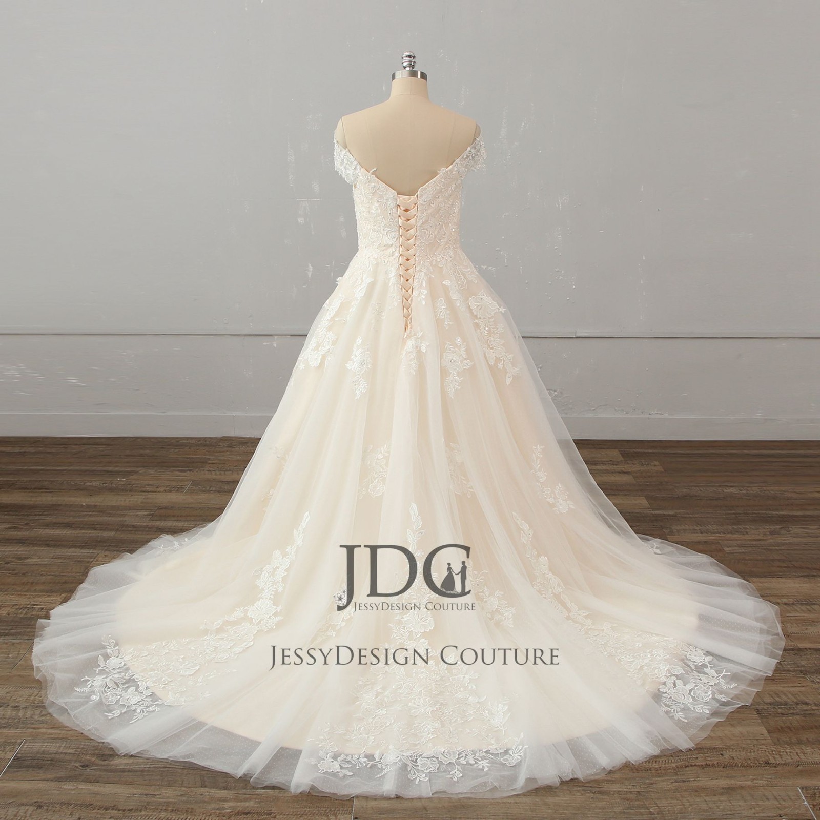 Top quality strappy wedding dress wedding dress 32-60 beads to measure ivory buttons
