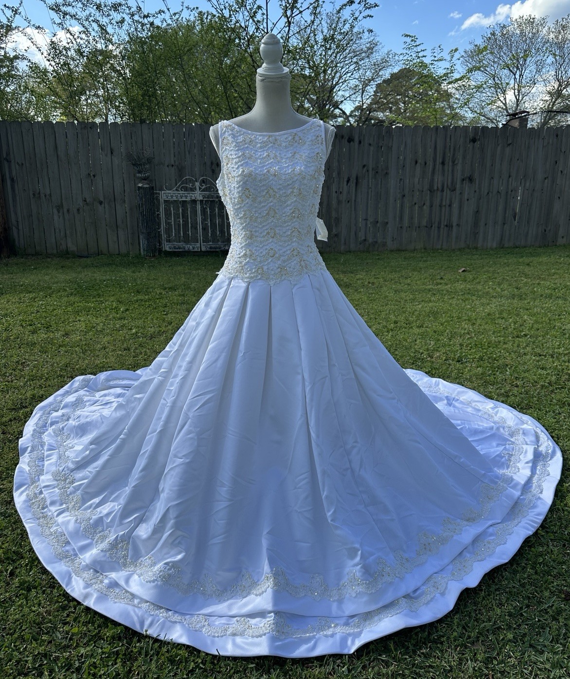 Mori Lee Wedding Dress Women’s Size 12 NWT Long Train Sleeveless Floral Beading