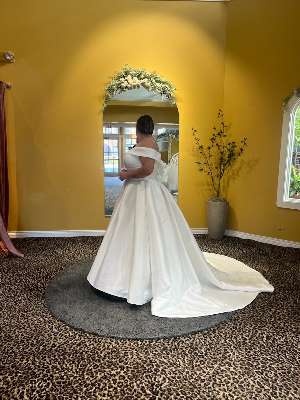 New Essence of Australia ivory A- line wedding gown, size 16