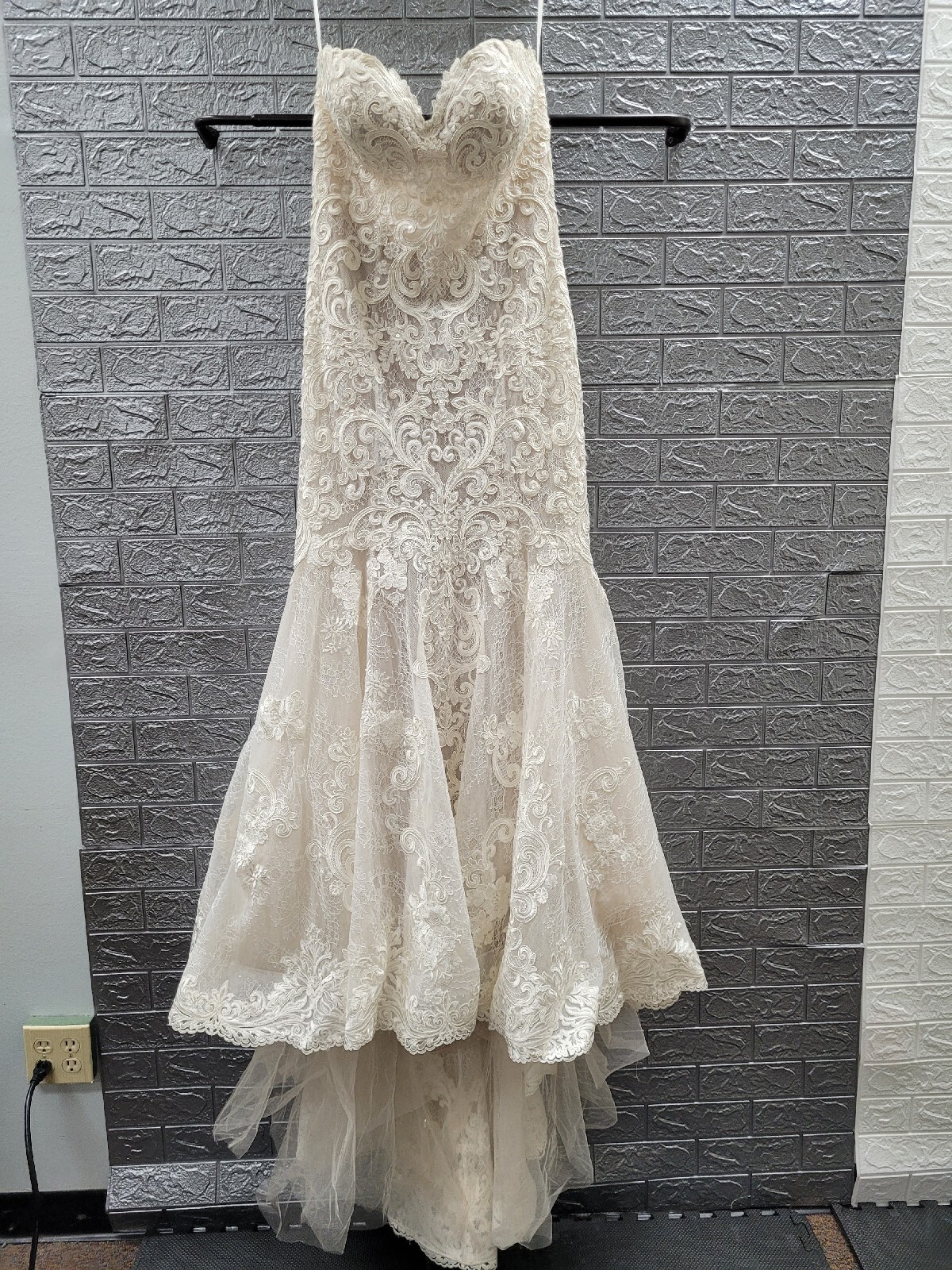 New Allure Bridals Strapless Sweetheart Neckline Lace Court Train Size 14 Ivory