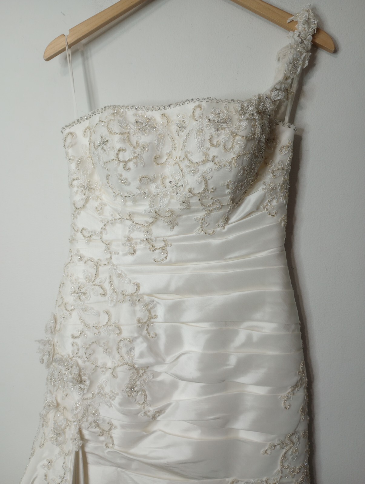 *Floor Model* Size 8 Casablanca Bridal Ivory Beaded Wedding Gown Style 1984