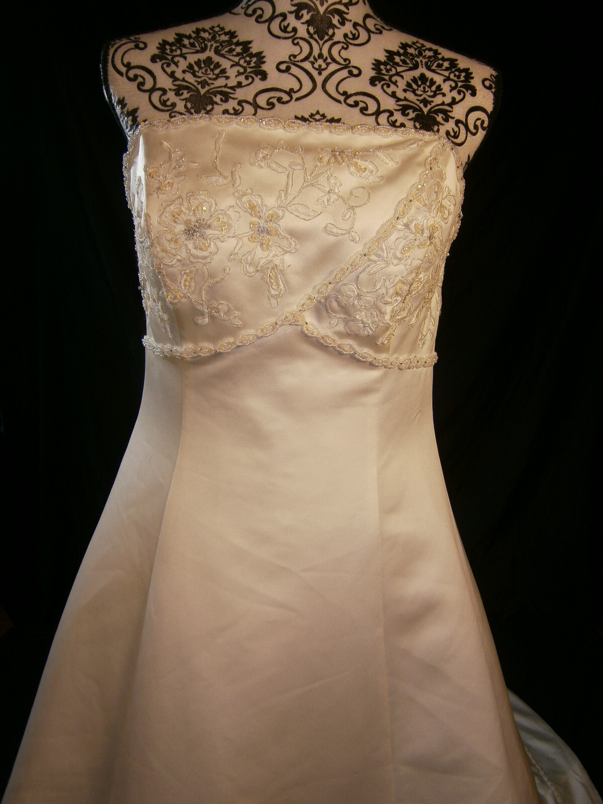 Venus 12 Wedding Dress Ivory Ballgown Lace Pearls Strapless Train Buttons Pretty