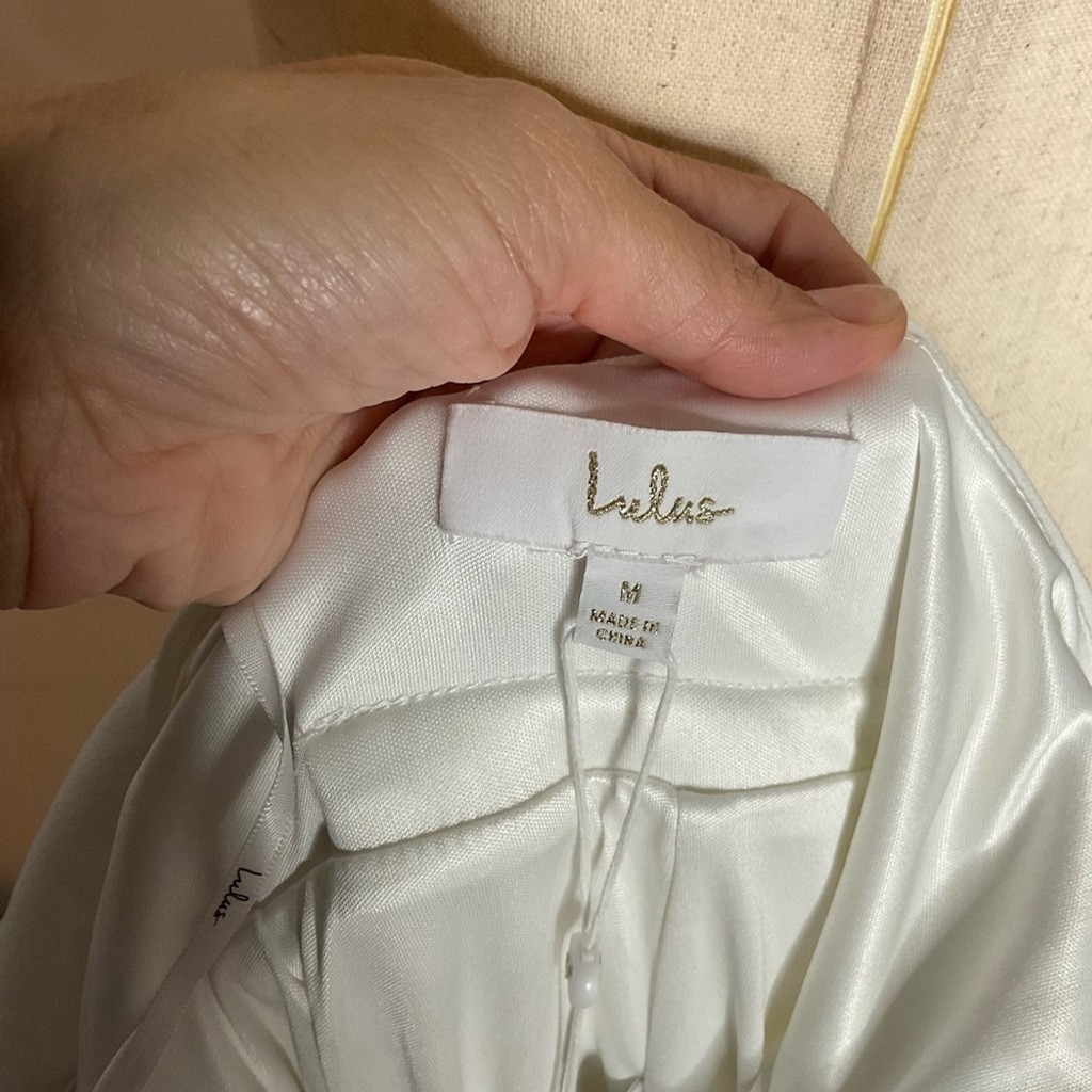 Lulu’s Winter White Square Neck Scoop Back Bow Train Wedding Gown Size Medium