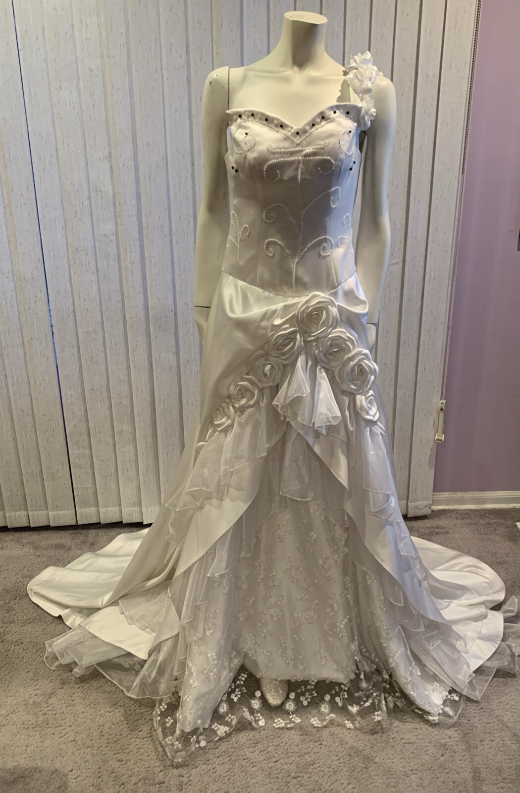 Wedding Gown Unbranded White Roses Sequin Black Pearls Size 8 Off One Shoulder