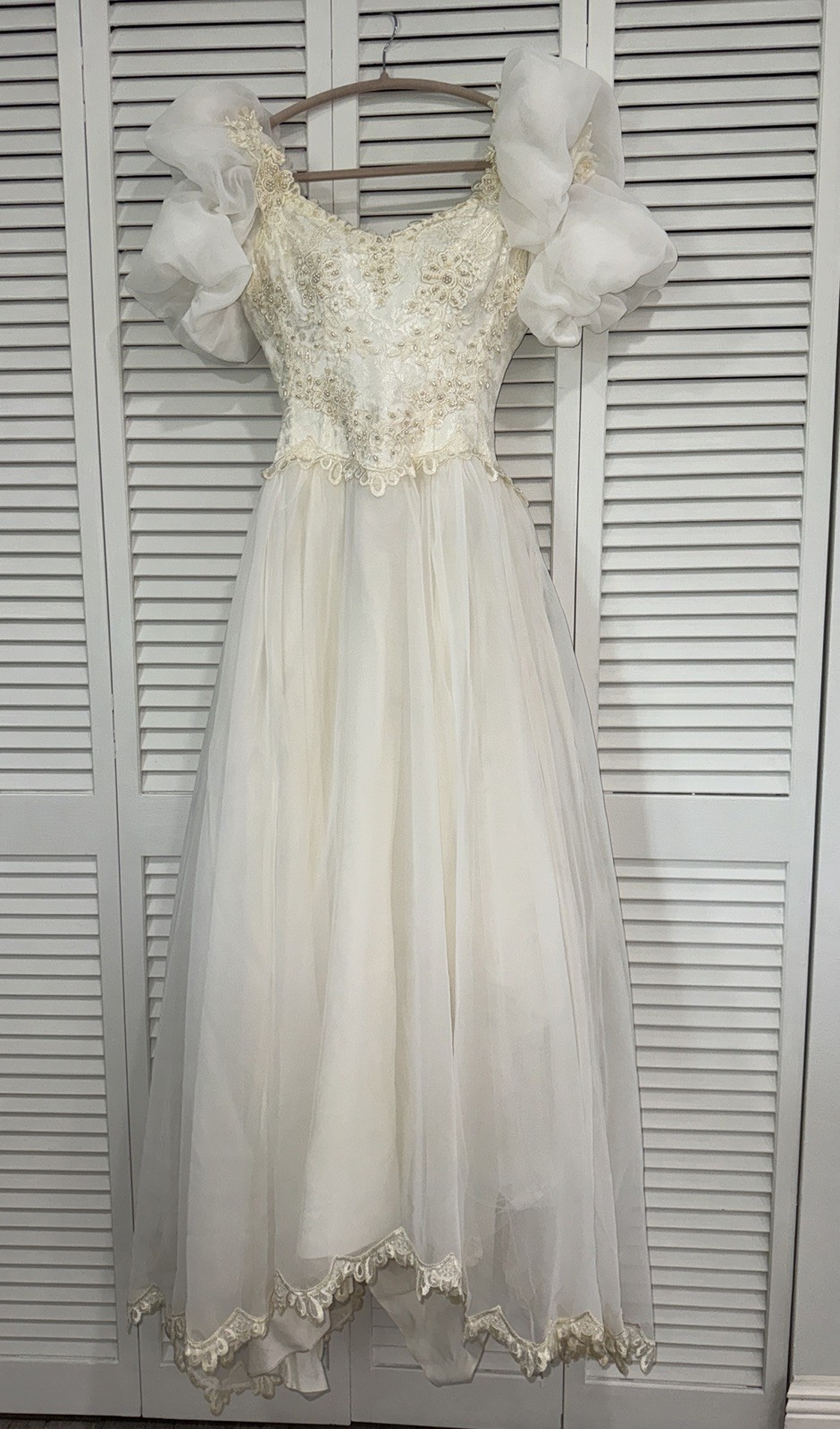 VTG 1980’s Ivory Wedding Gown w/Puff Sleeves Lace & Pearl Bodice Flowers SMALL