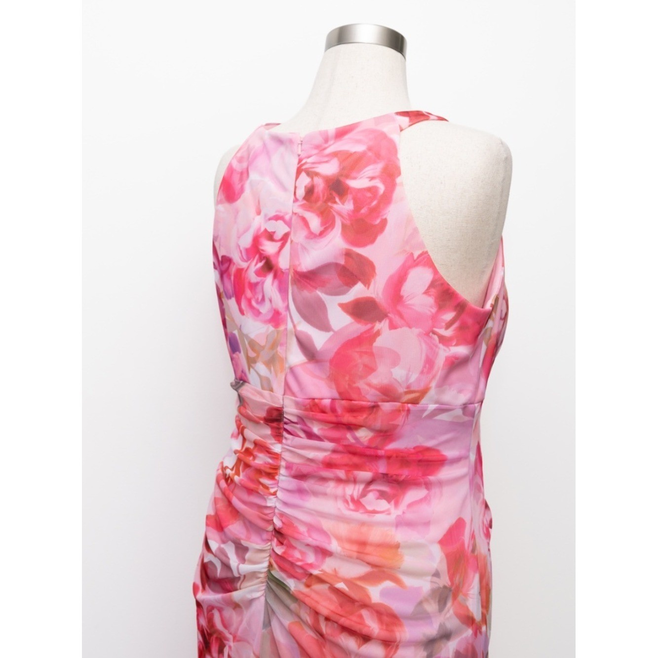 Betsy & Adam – Floral Print Gathered Sleeveless Gown