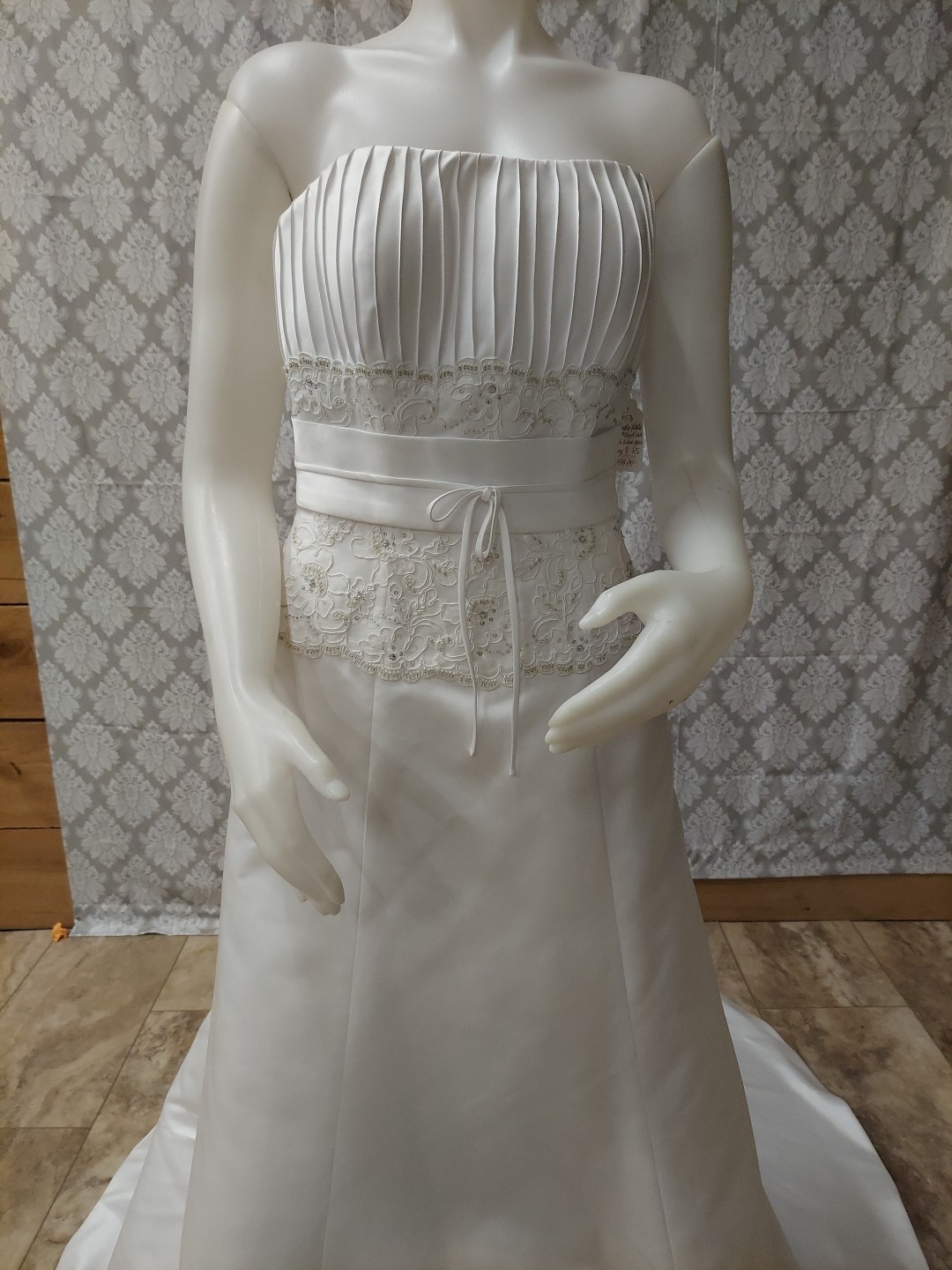 EdenBridal White Pleated Empire /lace/sash Satinlook Train Size 8 wedding dress