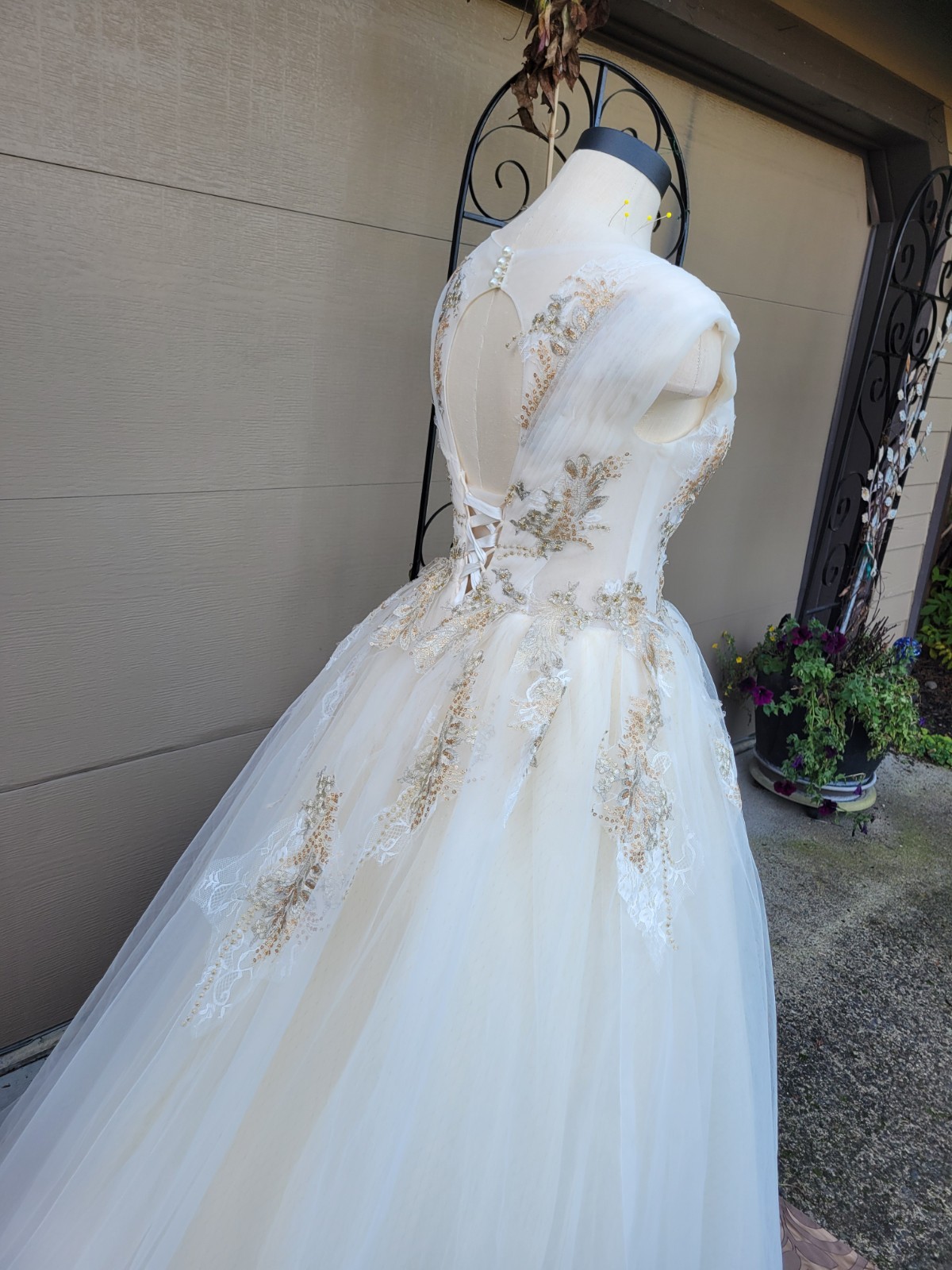 Elegant Sleeveless Lace Wedding Gown – V-Neck, Lace-Up Back, Golden Brown Corset
