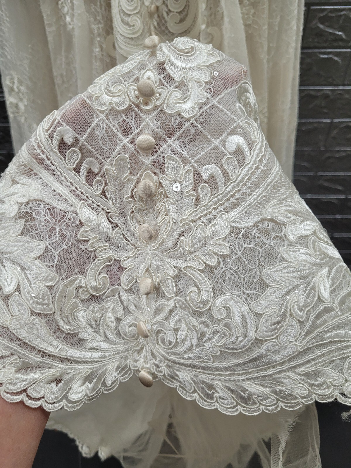 New Allure Bridals Strapless Sweetheart Neckline Lace Court Train Size 14 Ivory