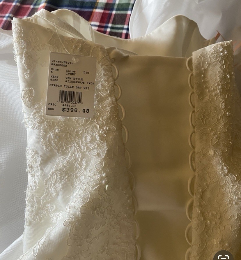 David’s Bridal Ivory Strapless Lace Tulle Ball Gown Wedding Dress Size 6 Buttons