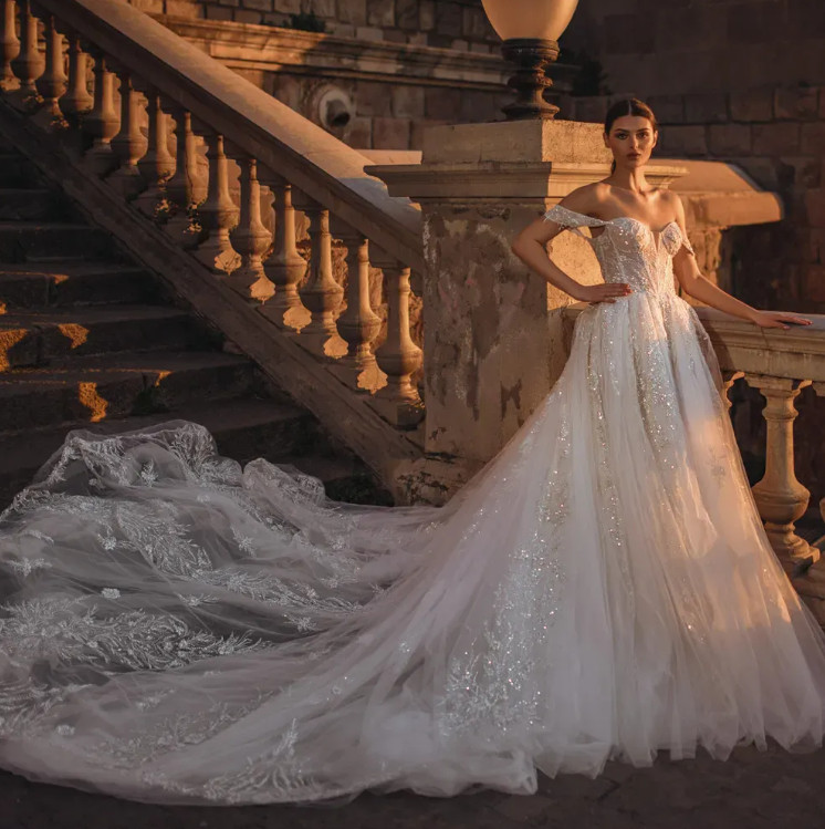 Attractive Sweehteart A-Line Wedding Dress Bling Beaded embroidery Appliques