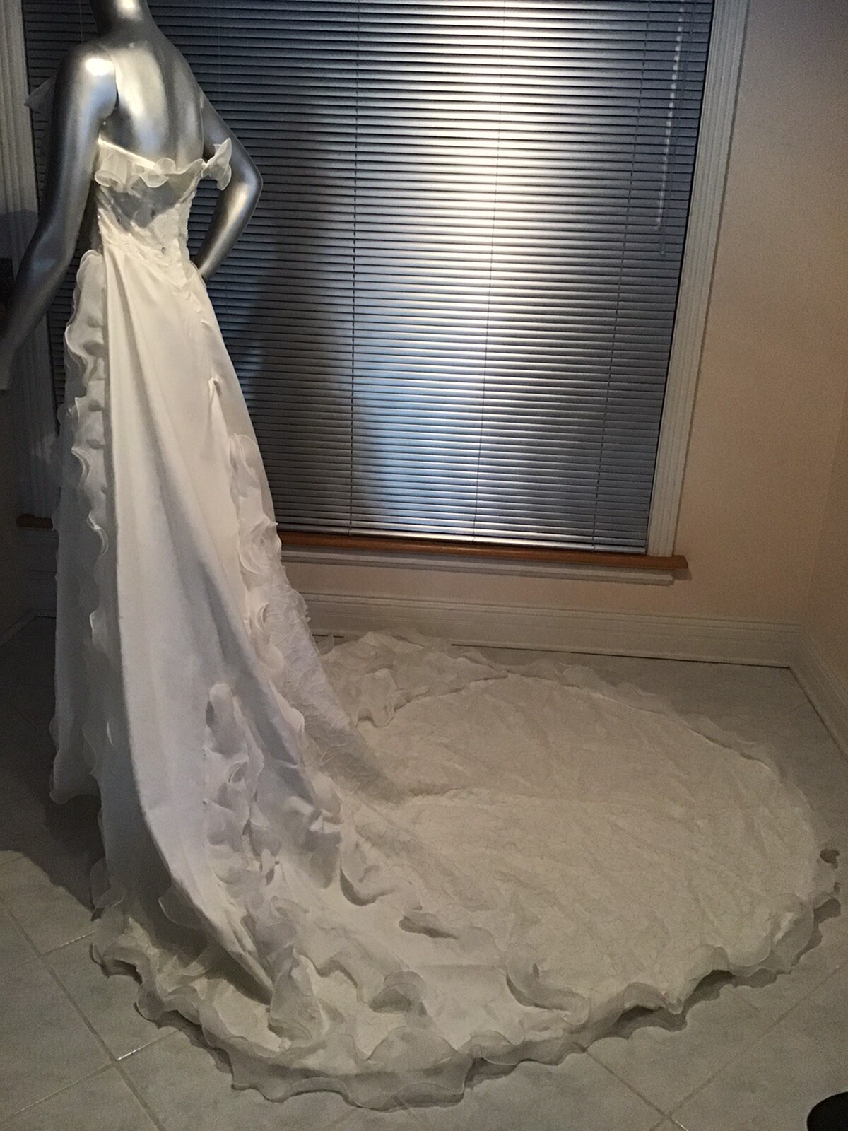 New Adjustable Long Trailing Wedding Gown Dress Ivory Size 6 To 8 Dress .
