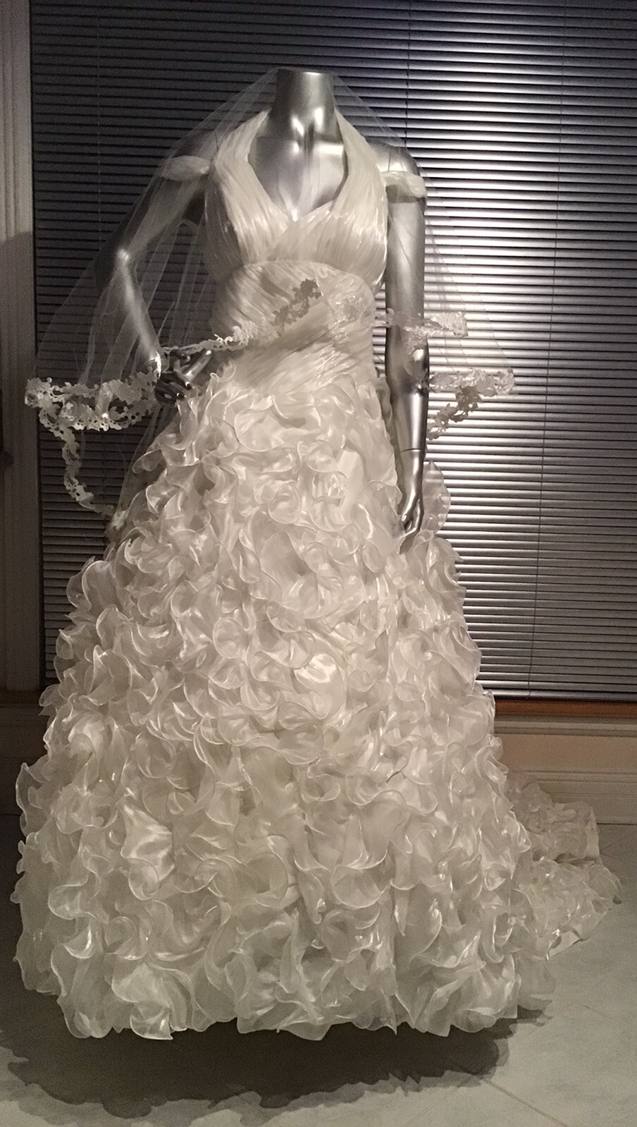 New Long Trailing Wedding Gown Dress White Size 8 Dress 40/34 Easy To Carry .