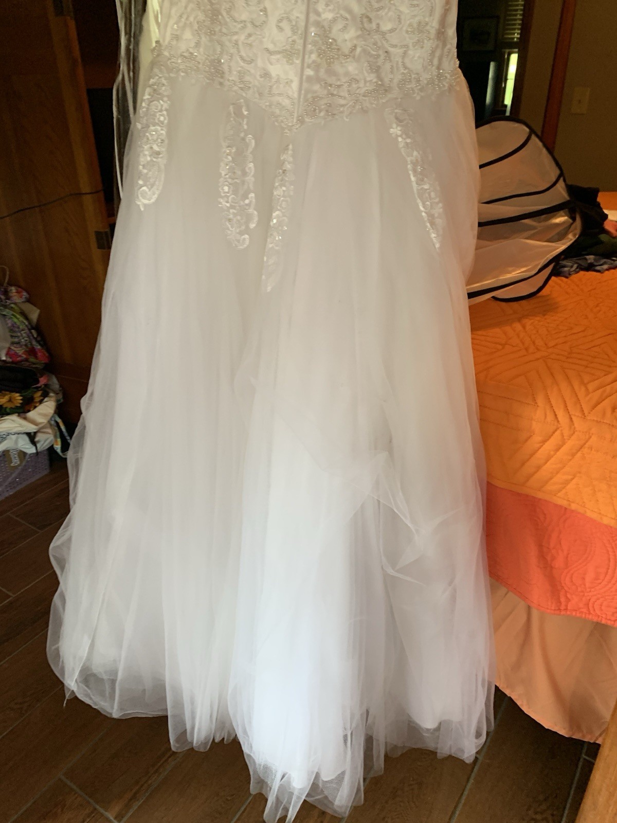 UNBRANDED USED WHITE WEDDING DRESS SIZE 18