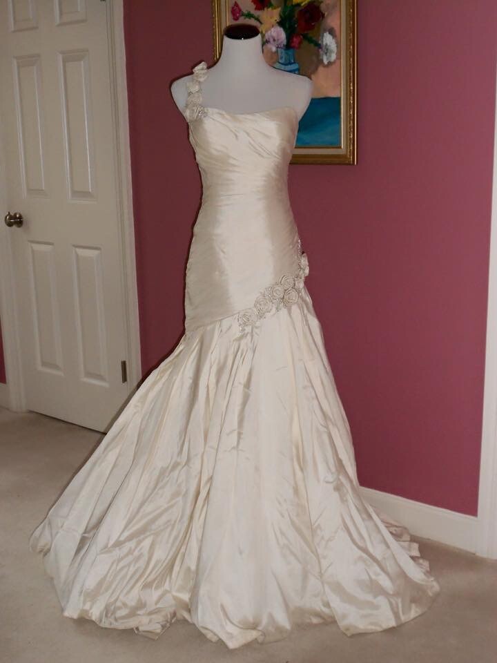 Pre-Loved Martina Liana Designer #241 Ivory Dupioni Silk size 10 No Alterations