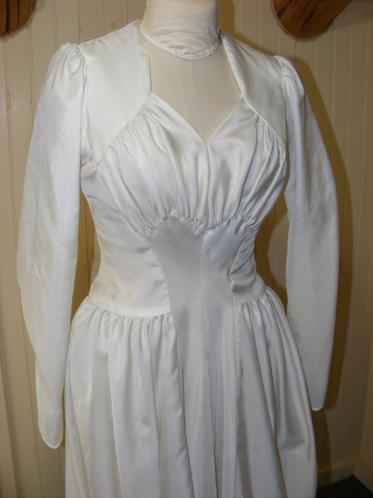 1942 WEDDING DRESS WWII BRIDAL WEAR RAYON FAILLE SWEETHEART NECKLINE LONG TRAIN