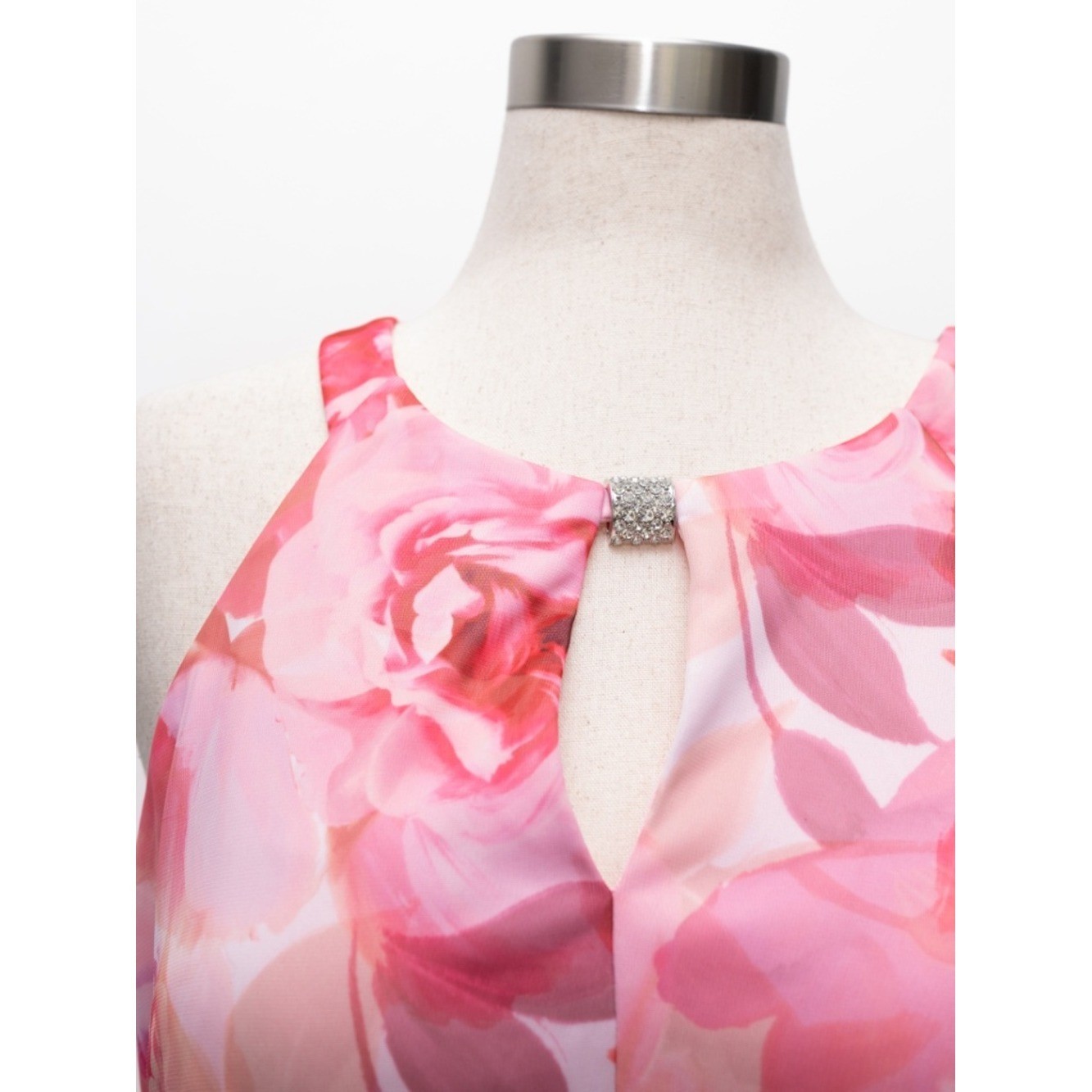 Betsy & Adam – Floral Print Gathered Sleeveless Gown