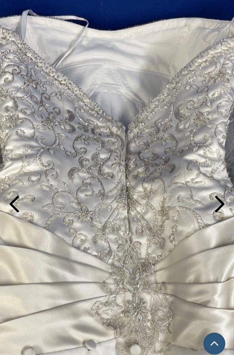 Allure Bridals Wedding Dress Size 8 and Vail beautiful gown