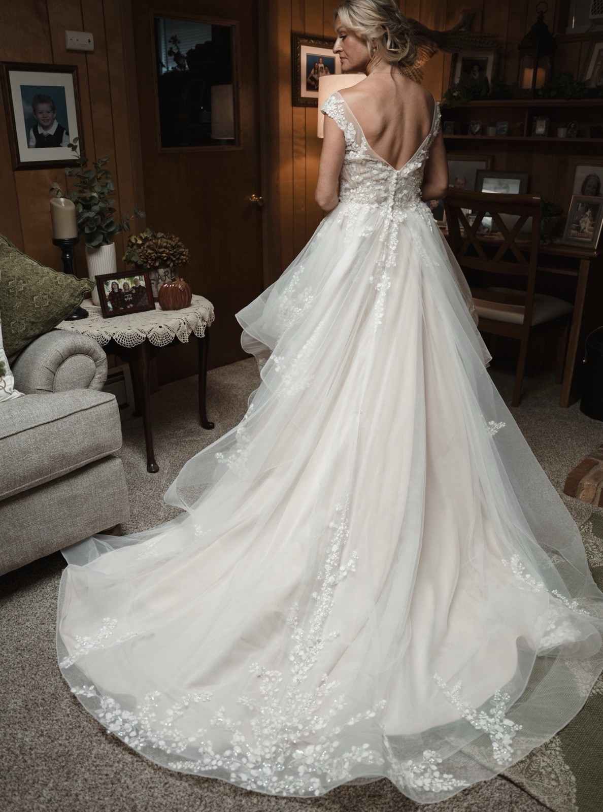 Designer Wedding Gown Martina Liana 1400. Fits A Size 6