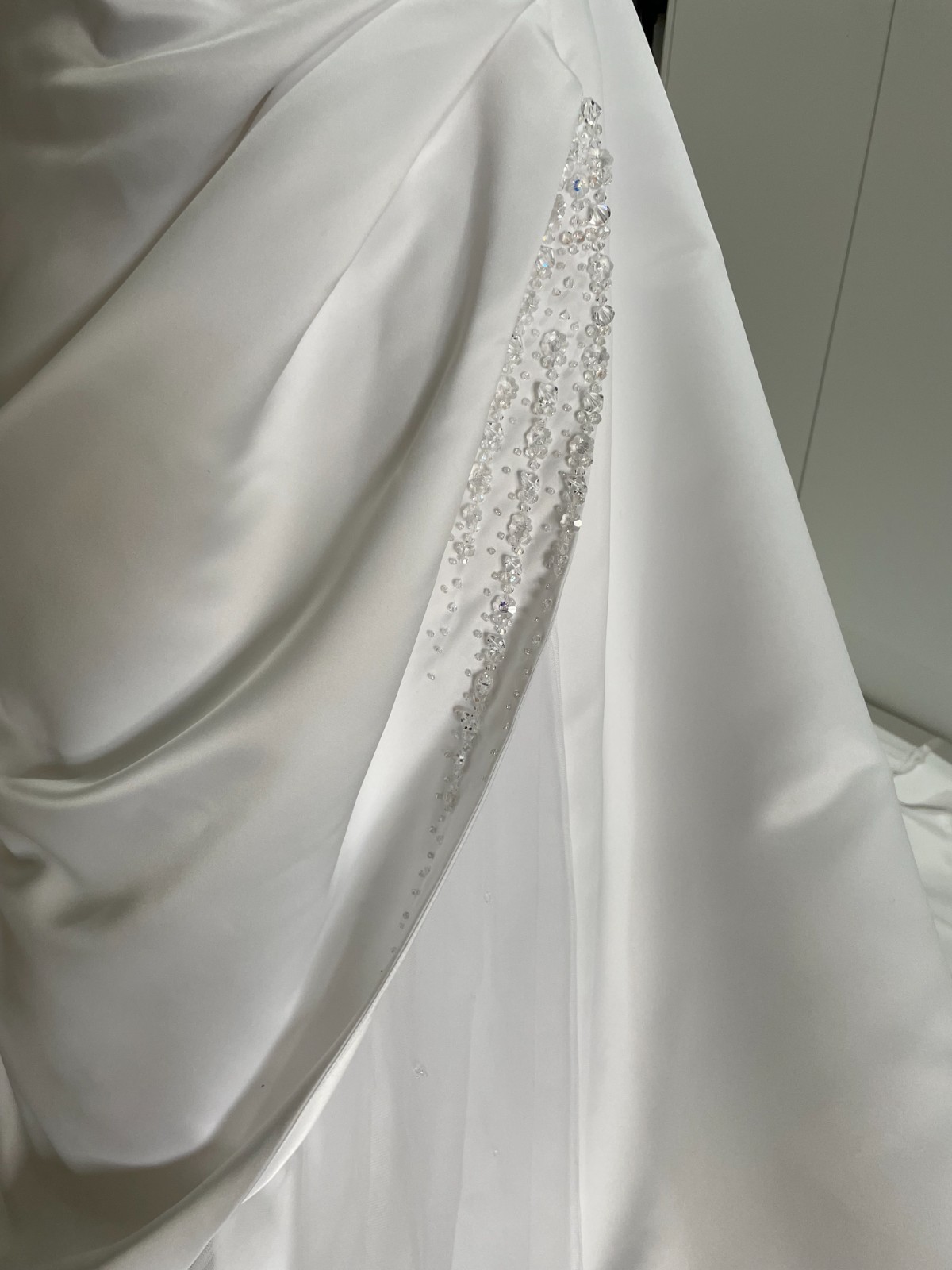 AIRS & GRACES WHITE STRAPLESS BEADED WEDDING GOWN SIZE 14