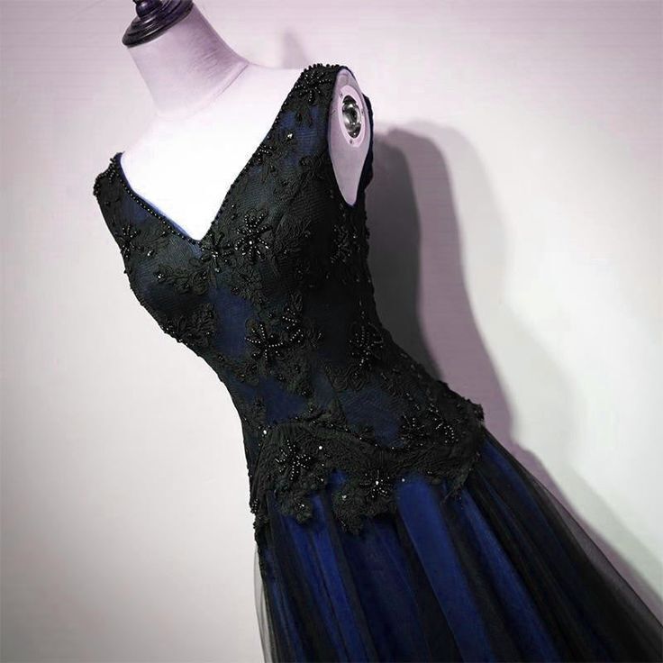 Black and Red Gothic Wedding Dresses V Neck with Lace Applique Tulle Bridal Gown