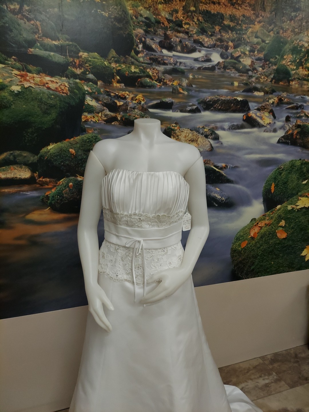EdenBridal White Pleated Empire /lace/sash Satinlook Train Size 8 wedding dress