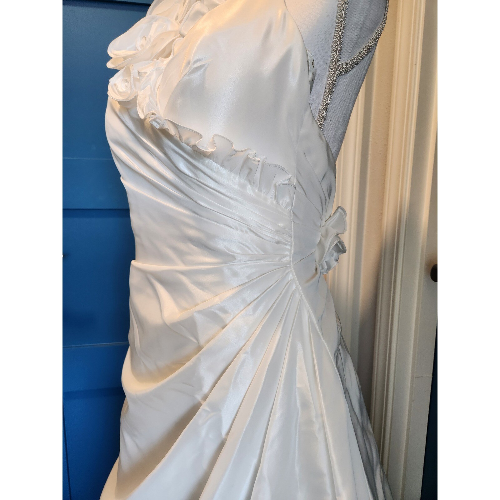 David’s Bridal Galina Satin Wedding Dress Sz 2 Halter Style Roses Small Train