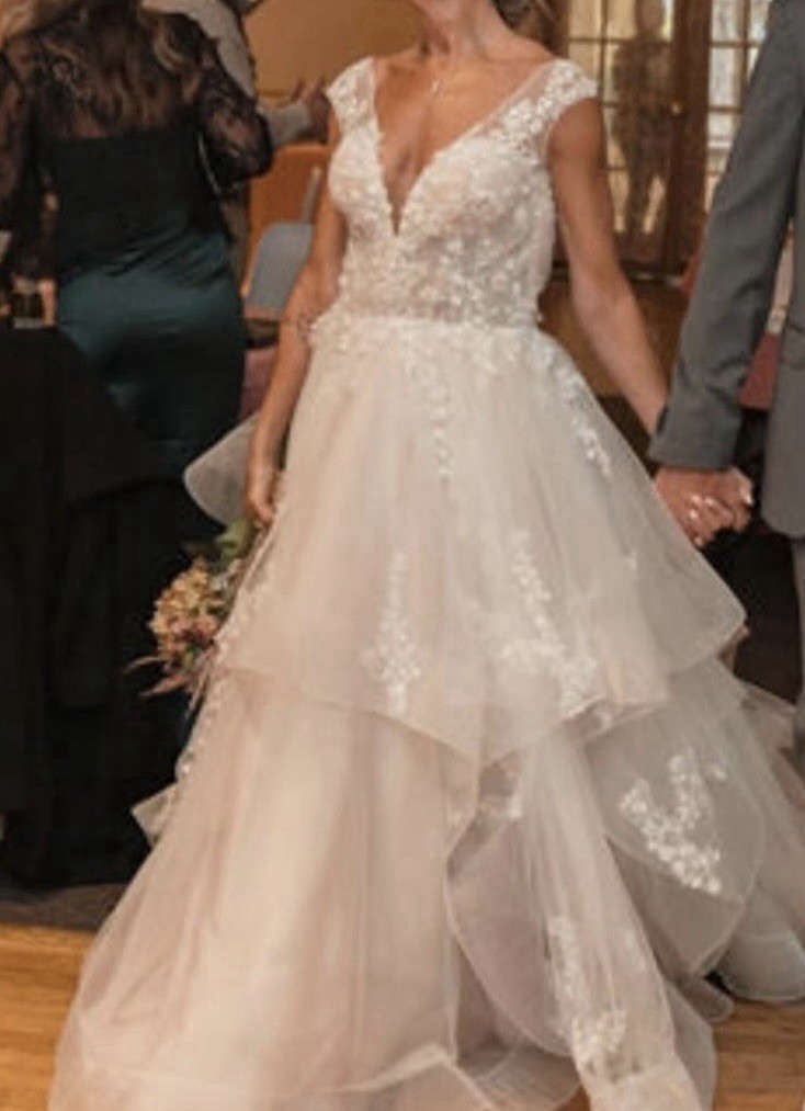 Designer Wedding Gown Martina Liana 1400. Fits A Size 6