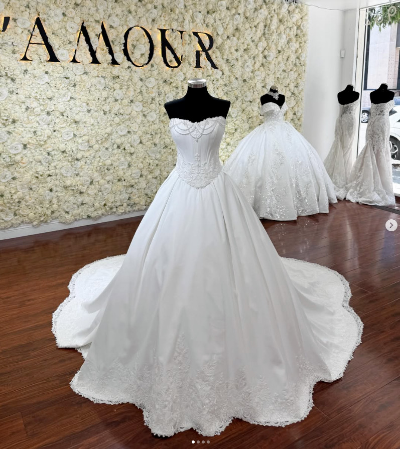 Satin Wedding Dress Strapless Sleeveless Lace Applique Sweep Train Bridal Gown