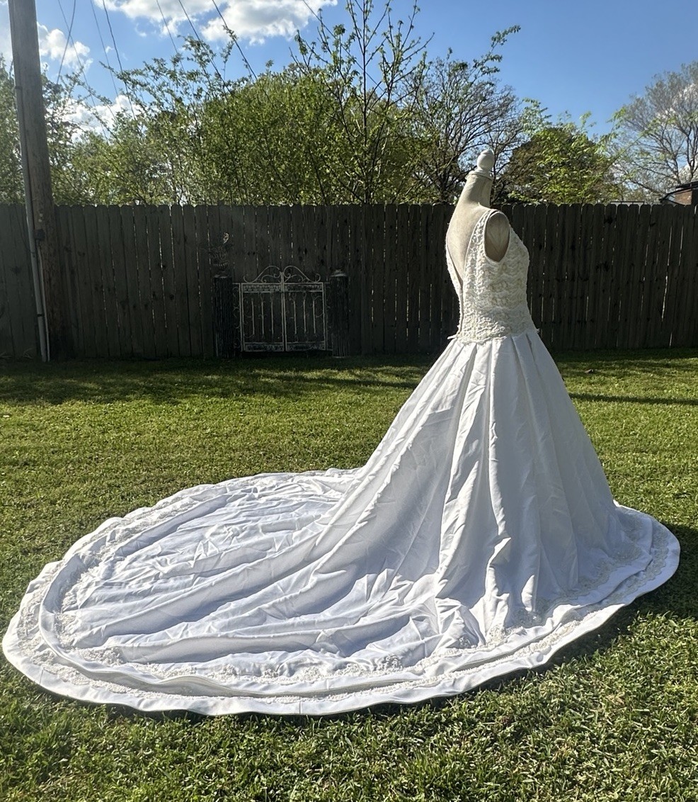 Mori Lee Wedding Dress Women’s Size 12 NWT Long Train Sleeveless Floral Beading