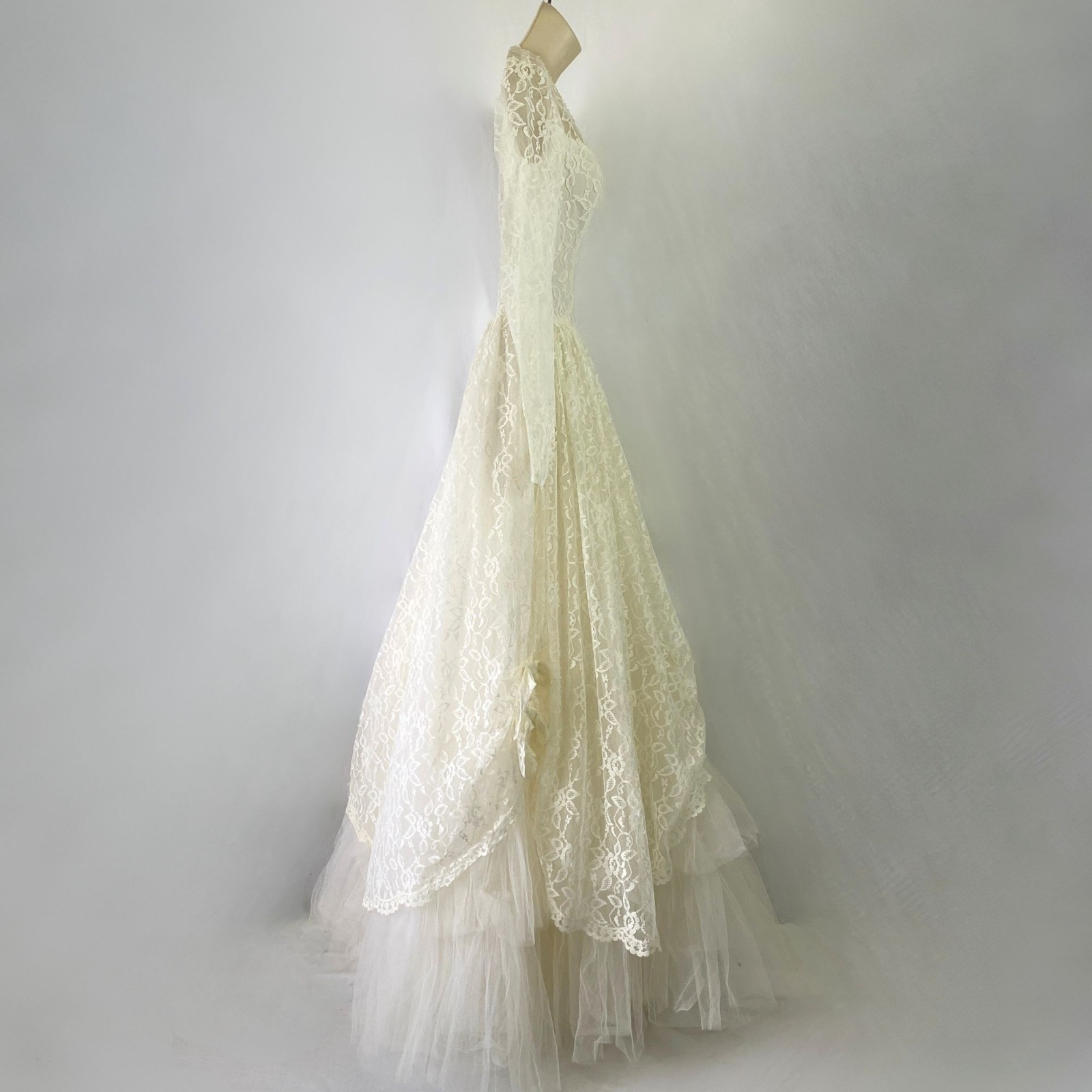 Vintage 1960’s Ivory Lace Wedding Ball Gown XS 23” Waist Full Skirt Tulle