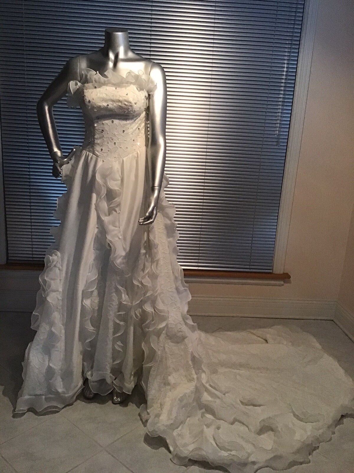 New Adjustable Long Trailing Wedding Gown Dress Ivory Size 6 To 8 Dress .