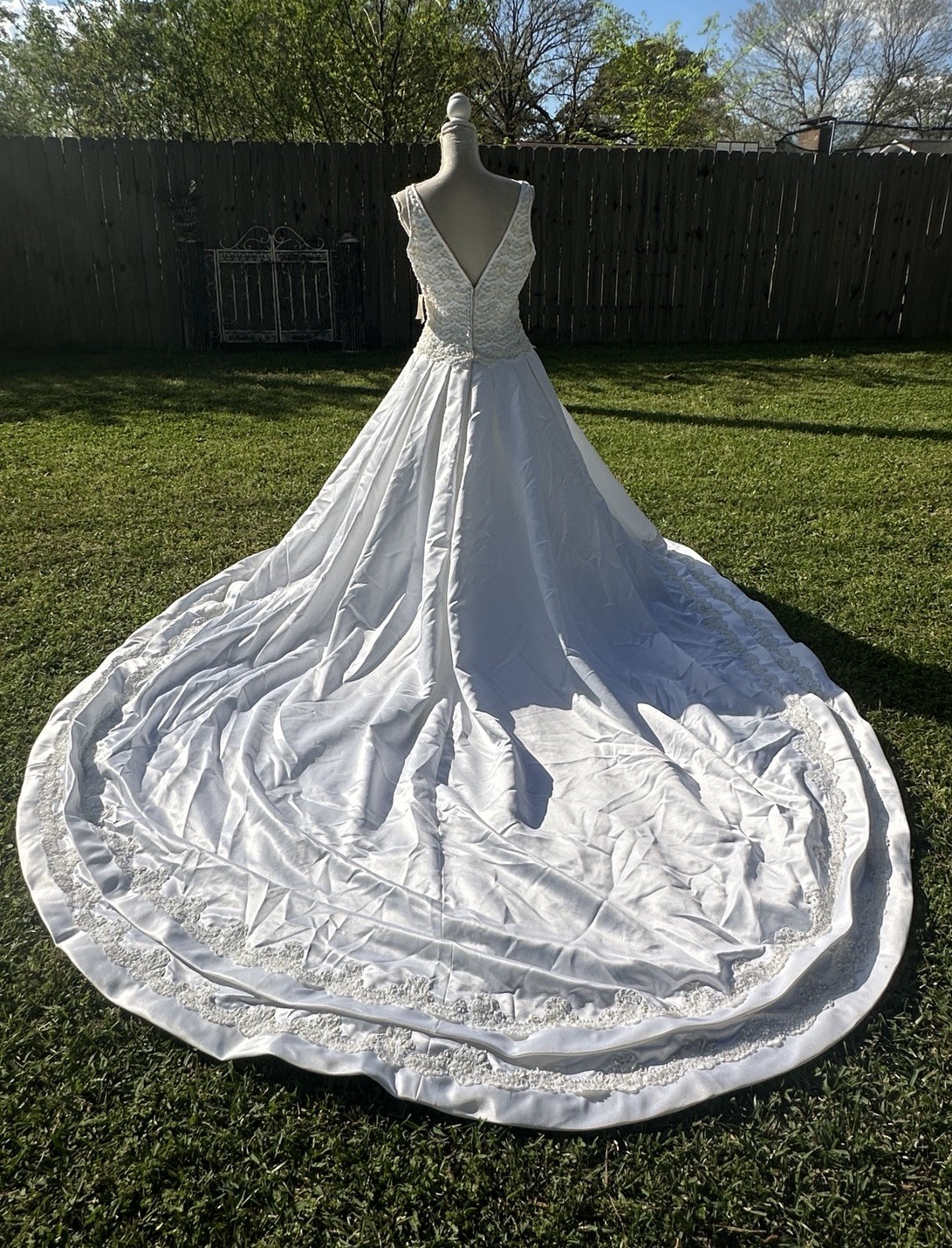 Mori Lee Wedding Dress Women’s Size 12 NWT Long Train Sleeveless Floral Beading