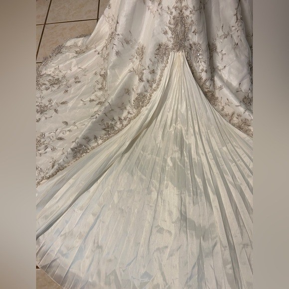 Mori Lee Madeline Gardner Wedding Dress White Embroidered Halter Mermaid Bridal