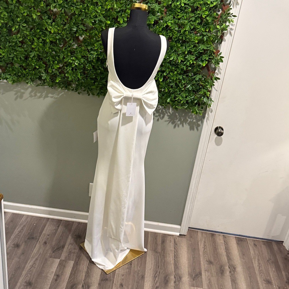 NWT- Loving Fate White Bow Square Neck Backless Bridal Dress